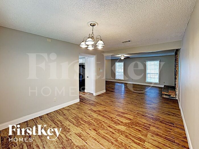 Building Photo - 4810 Glenvillage St