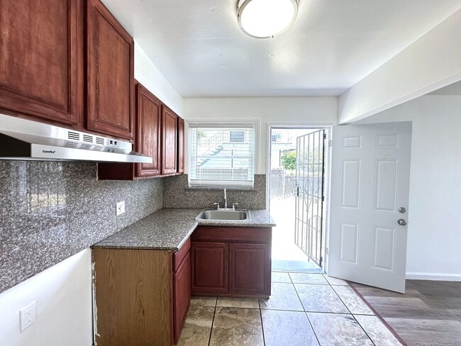 Building Photo - 1503