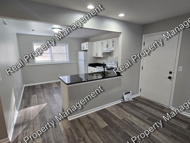 Building Photo - Updated Four Bedroom