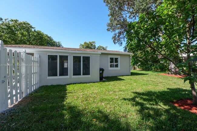 Building Photo - 1121 SW 18th Ct