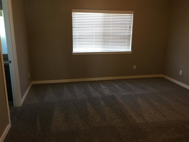 Building Photo - 5908 NE 71st Ct