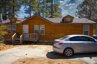 Building Photo - Freshly remodeled 3 Bedroom 2 Bathroom Hom...