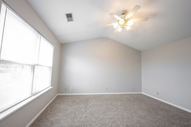Building Photo - "Spacious 4-Bedroom Retreat with 2.5 Baths...