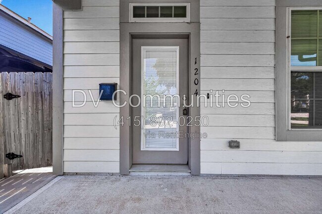 Building Photo - 1204 3rd St