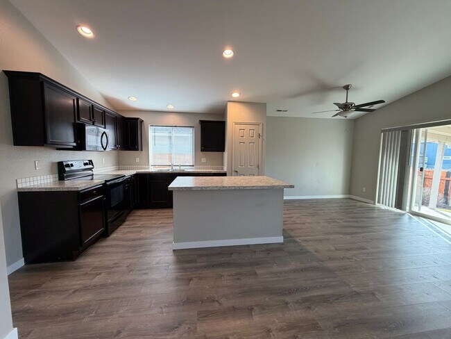 Building Photo - Beautiful 3 bed 2 bath home with flex room in Nampa just off Ustic and Middleton