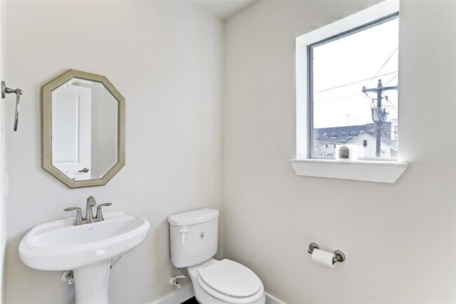 Building Photo - 4106 Marina St