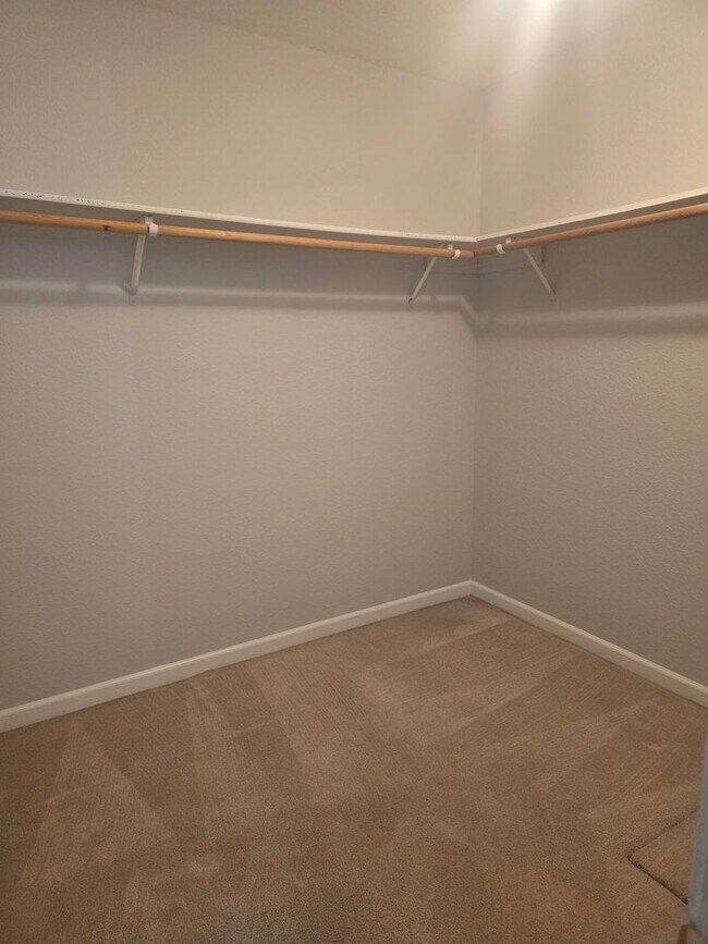 Building Photo - Beautiful 3 bed 2 bath