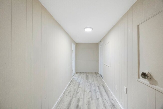 Building Photo - Cosy 2 bedroom 1 bath home with nice size yard $1850 SECTION 8 WELCOME**