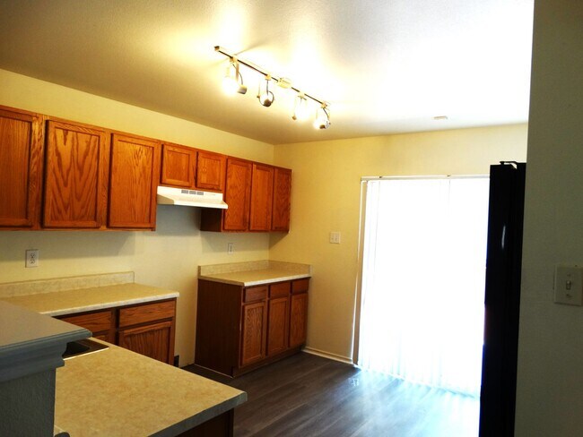 Building Photo - Beautiful 4 bedroom 3 bath 2 car garage ho...