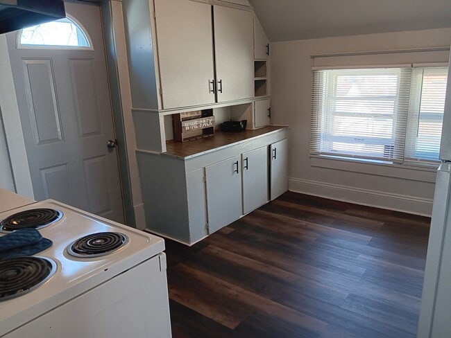 Building Photo - 344 1st St