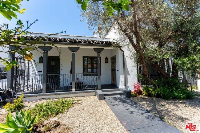 Building Photo - 537 N Poinsettia Pl