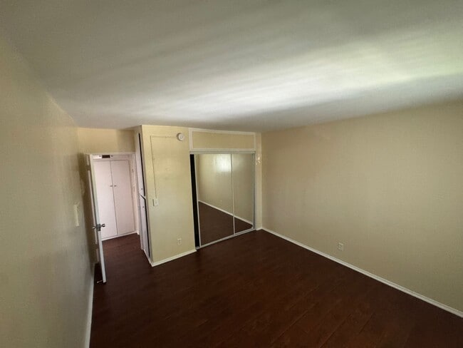 Building Photo - 6633 Woodley Ave