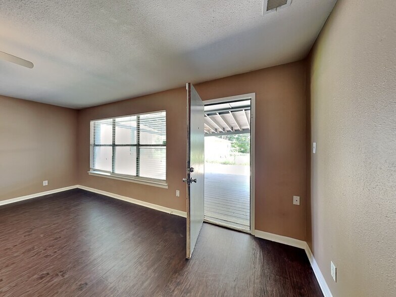 Building Photo - 107 Laurel St