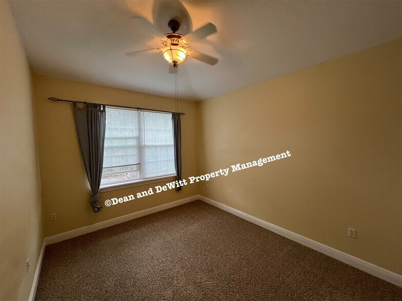 Building Photo - 3 Bed/3 Bath