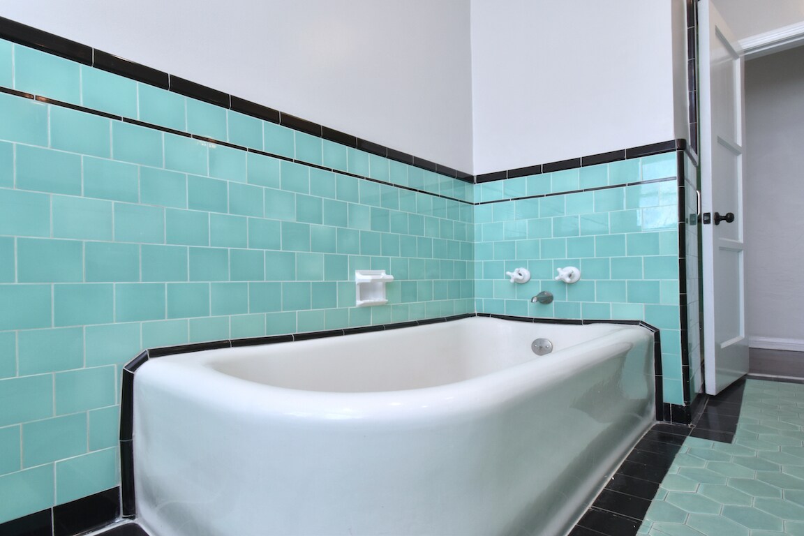 Building Photo - 724 S Genesee Ave