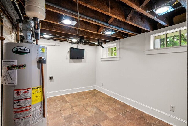 Building Photo - 4 Bed 3.5 bath - Kensington Victorian - Mo...