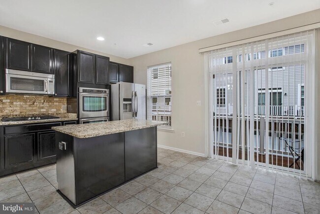 Building Photo - 1612 Fernwood Dr