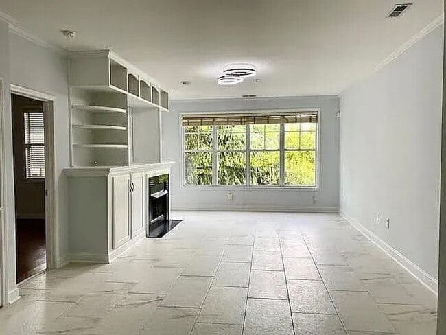 Building Photo - 2 Bed/ 2 Bath Condo located in one of Charlotte's most desired neighborhoods