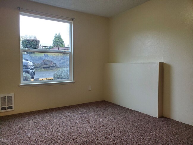 Building Photo - 2 bedroom 1 bath Lower Level Apartment in ...