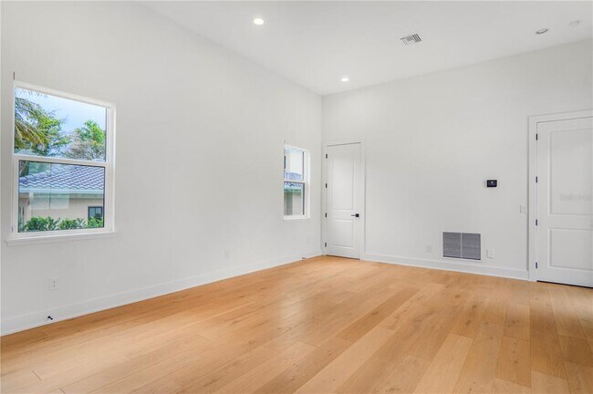 Building Photo - 15023 Pendio Dr