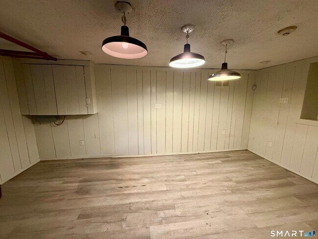 Building Photo - 64 Hickory St