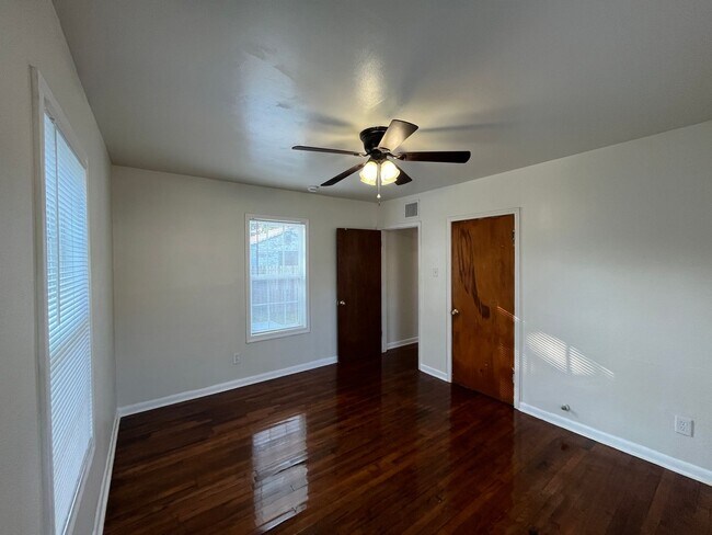 Building Photo - Well Maintained Two Bedroom One Bath!