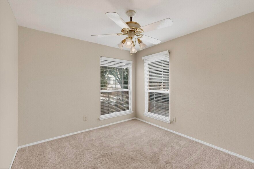 Building Photo - 636 Raintree Cir