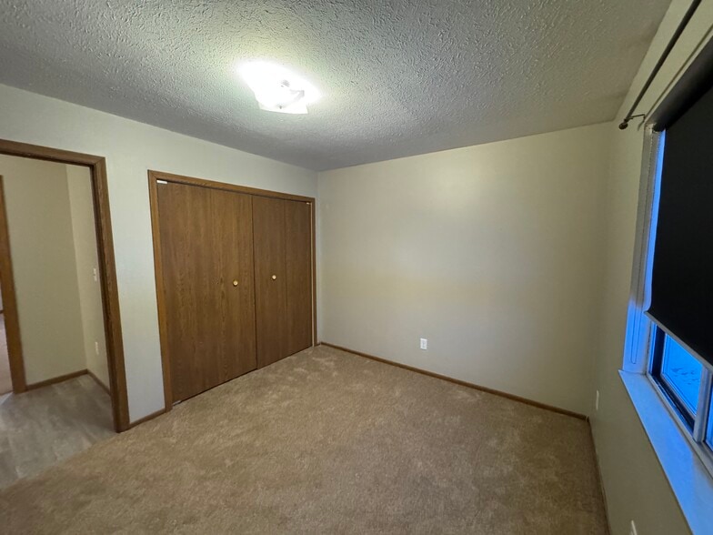 Building Photo - 1833 Cloveridge Dr