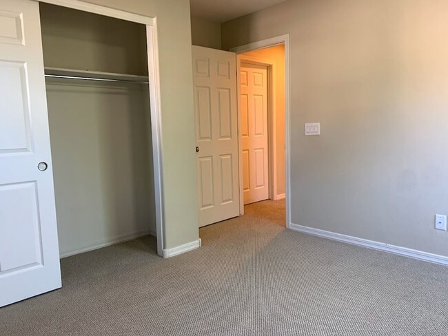 Building Photo - 4 BEDROOM PLUS LOFT, BUILT IN BBQ WITH COMMUNITY POOL