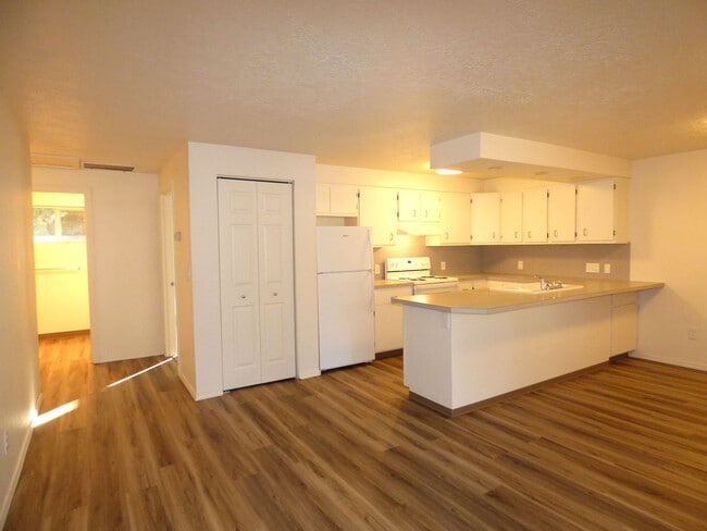 Building Photo - Rent Special: 1/2 Off March's Rent - Ground Level 2 Bed 1 Bath W/ Air Conditioning