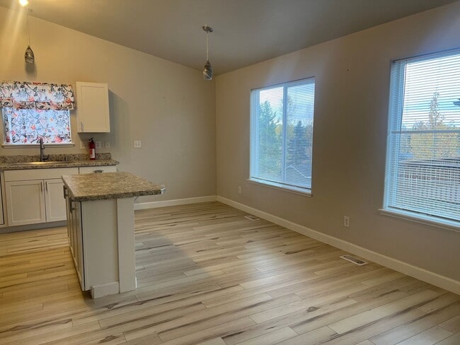 Building Photo - Remodeled Townhouse with Garage