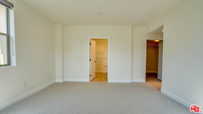 Building Photo - 5037 Rosewood Ave