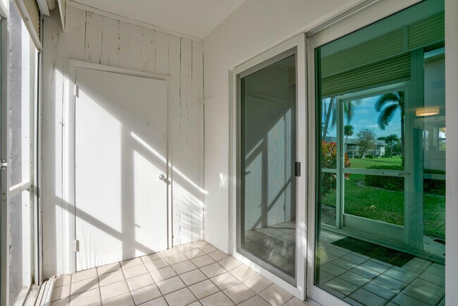 Building Photo - 18081 SE Country Club Dr