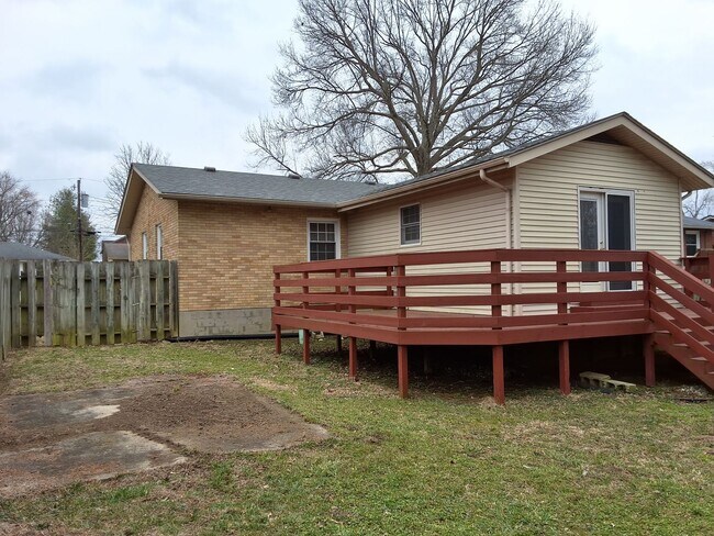 Building Photo - Beautiful Cozy 3 Bed, 2 Bath House located in the heart of Elizabethtown