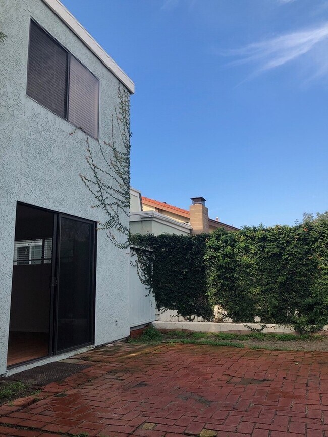 Building Photo - Pierpont Beach Home