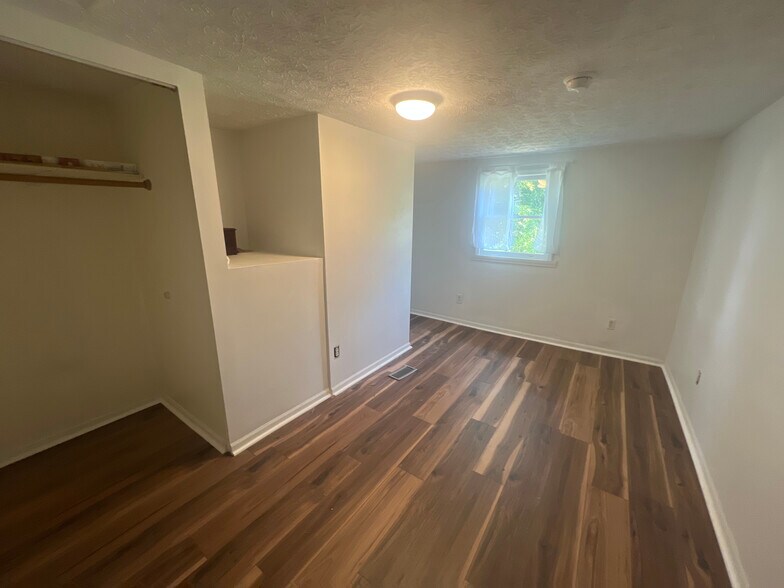 Building Photo - 186 Rosslyn Ave