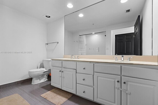 Building Photo - 2000 N Bayshore Dr