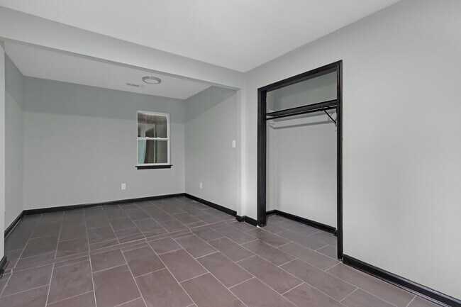 Building Photo - 2392 Zanone Ave