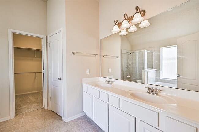 Building Photo - 2006 Plantain Lily Ct