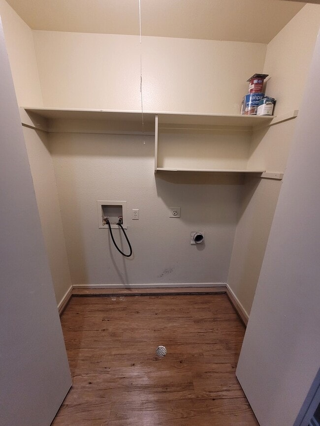 Building Photo - 2 bed 2 bath townhome with 1 car garage