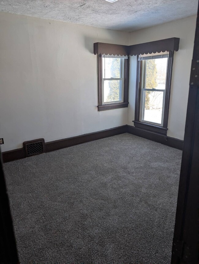 Building Photo - 210 E Cambridge St