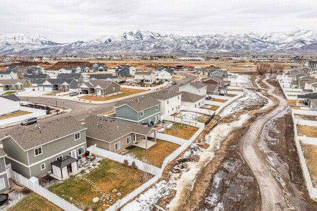 Building Photo - Light and Bright Brookside Home in Heber City