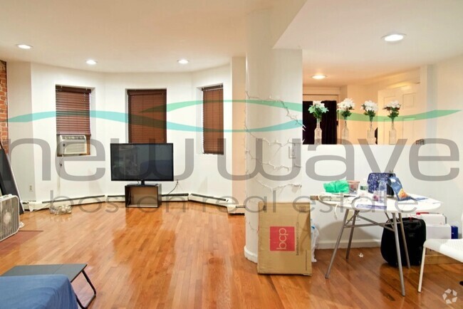 Building Photo - 390 Riverway