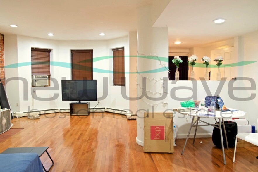 Primary Photo - 390 Riverway