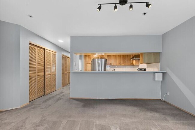 Building Photo - Enormous Waterfront Alki Condo w/ Stunning Views