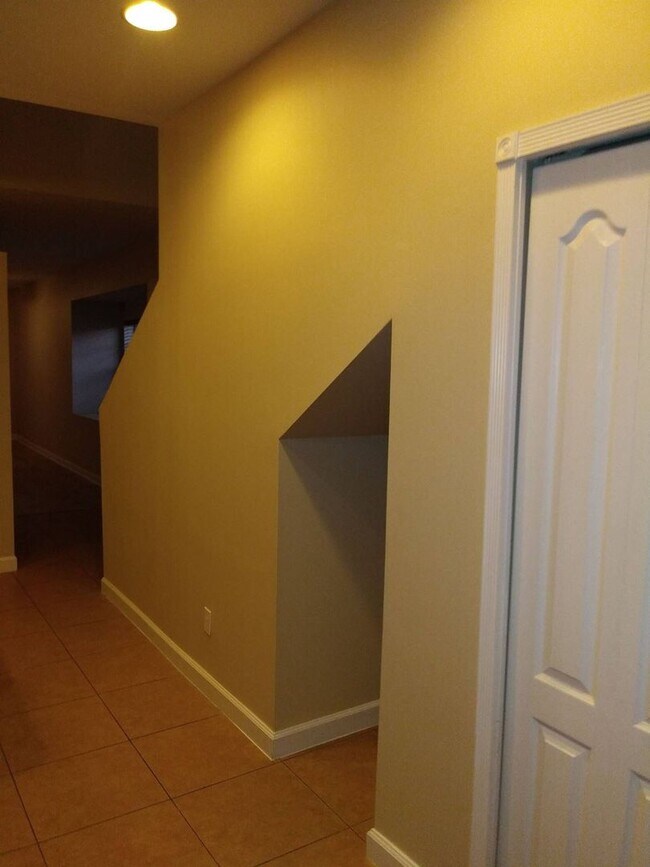 Building Photo - BACK ON THE MARKET!!! Grab this Spacious 4 Bedroom 2.5 Bath Townhouse