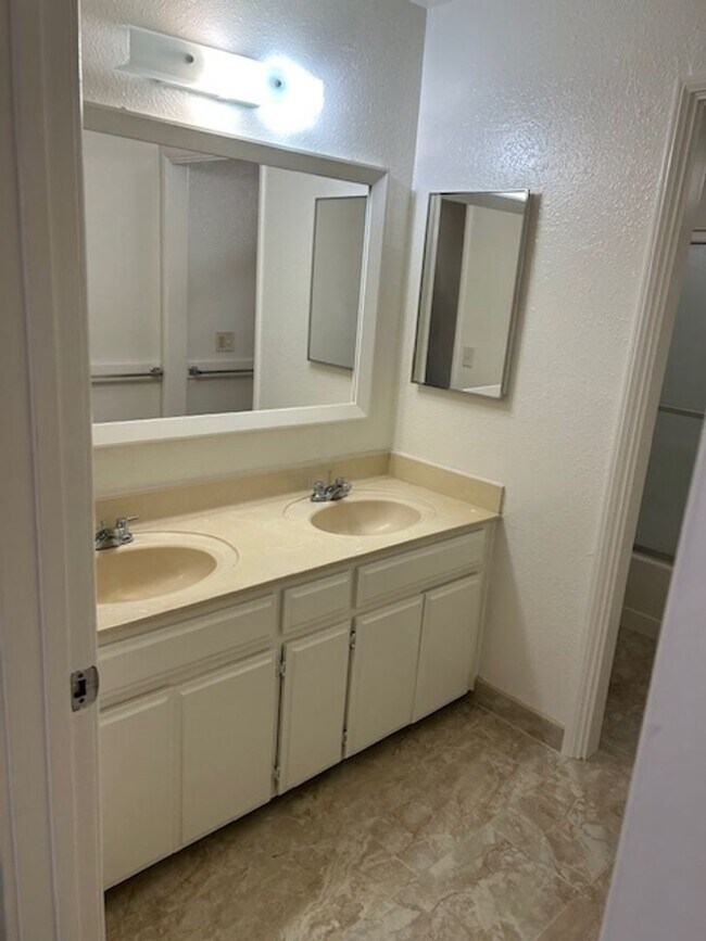 Building Photo - 267Amar