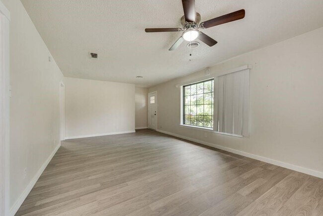 Building Photo - Welcome to this beautifully maintained hom...