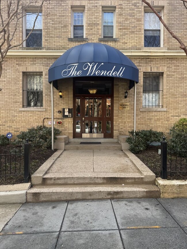 Building Photo - Centrally Located 1BR/1BA Apartment in Adams Morgan – Bright, Modern & Walkable!