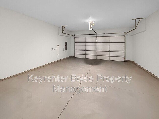 Building Photo - 6234 N Holly Spgs Ln